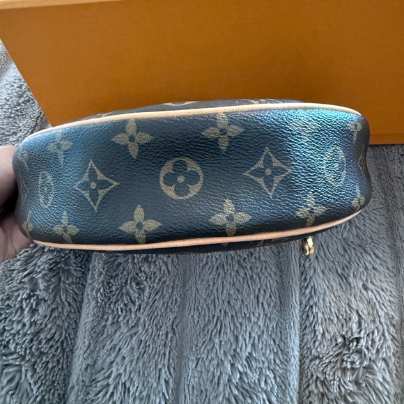 Louis Vuitton Loop Monogram Bag - Picture 11 of 12